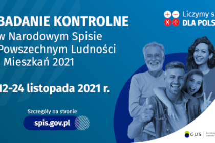 Na grafice jest napis: Badanie kontrolne w Narodowym Spisie Powszechnym Ludności i Mieszkań 2021. 12 - 24 listopada 2021 r. Szczegóły na stronie spis.gov.pl. W prawym górnym rogu umieszczono cztery małe koła ze znakami dodawania, odejmowania, mnożenia i dzielenia, obok nich napis: Liczymy się dla Polski! Poniżej widać grupę uśmiechniętych osób w różnym wieku. W prawym dolnym rogu jest logotyp spisu: dwa nachodzące na siebie pionowo koła, GUS, pionowa kreska, Narodowy Spis Powszechny Ludności i Mieszkań 2021.